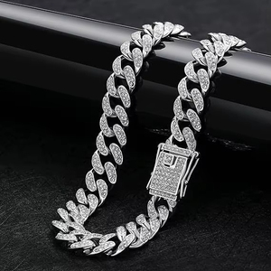 Gepersonaliseerde 12mm brede Cuban Link hondenketting Luxe gouden legering met bling diamanten, duurzame modeaccessoires voor het uitlaten van huisdieren - Product Image 4