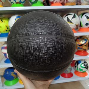 Balón de baloncesto negro de entrenamiento personalizado, de alta calidad, con logo personalizado, tamaño 7, material PU. - Product Image 2