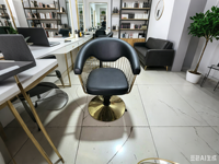 Fauteuil de Barbier Professionnel Noir pour Salon de Coiffure, Chaise Élévatrice avec Cadre en Aluminium et Pompe Hydraulique, Hauteur Réglable pour Coiffure Commerciale