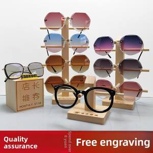 Présentoir en bois personnalisé pour 6 paires de lunettes de soleil, idéal pour les magasins d'optique - Product Image 2