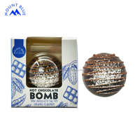 Chocolat noir au cacao, caramel salé, chocolat chaud personnalisé, bombe chocolatée, boîte bleue et blanche, chocolat sucré