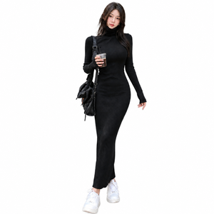 Robe pull longue moulante noire en maille à col roulé pour femme, taille naturelle, style minimaliste, idéale pour l'automne - Product Image 1