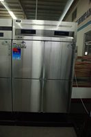 Congélateur encastrable quatre portes 1600L à refroidissement par ventilateur pour cuisine professionnelle