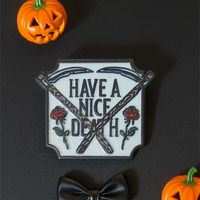Broche Alphabet Unique Style Gothique avec Motif Rose et Faisce de Scytes, Bijou de Fiançailles Minimaliste Noir et Blanc