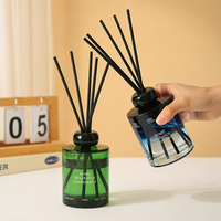 Diffuseur de parfum d'ambiance en verre noir mat, vert et bleu avec bâtonnets en rotin pour la maison, emballage ODM sous marque privée