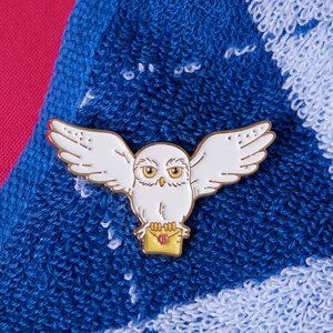 Insignia MINISO clásica de <span class=keywords><strong>Harry</strong></span> <span class=keywords><strong>Potter</strong></span> Hedwig Golden <span class=keywords><strong>Snitch</strong></span>, insignia icónica para bolsos de ropa, venta al por mayor, adorno personalizable de aleación de Zinc - Product Image 1