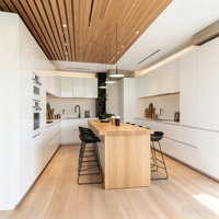 Cuisine Modulaire Moderne Personnalisée en Blanc Brillant, Matériaux Écologiques Ignifuges, Solution Complète pour Villa
