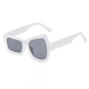 Lunettes de soleil carrées uniques <span class=keywords><strong>2022</strong></span> avec sourcils amusants Nouveauté en stock <span class=keywords><strong>Prix</strong></span> de gros Matériel de la monture en PC - Product Image 3