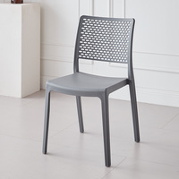 Chaise de salle à manger en plastique empilable, style crème, moderne et épaissie, pour salon et bar, usage commercial et domestique, idéale pour une utilisation prolongée.