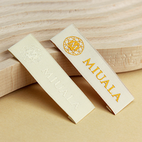 Étiquettes tissées personnalisées en gros avec logo en relief pour vêtements, étiquettes en satin/soie à coudre sur col de vêtement, étiquettes de lavage pliées pour textiles