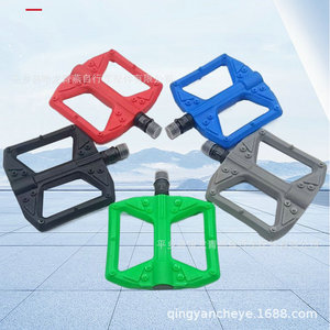 Pedales de bicicleta de montaña, plataforma antideslizante de plástico para bicicletas de montaña, accesorios coloridos para bicicletas - Product Image 1