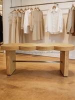 Table de présentation en bois durable peinte pour boutique de vêtements, table de présentation pour magasin de vêtements
