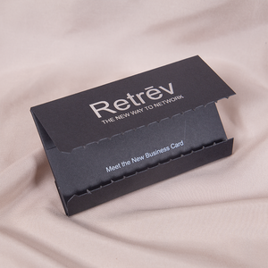 Enveloppe en papier noir résistant avec fermeture autocollante, logo personnalisé, estampage à chaud argenté, fermeture éclair noire mate pour carte NFC - Product Image 5