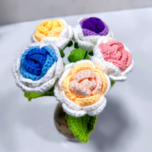 Bouquet di Rose Artificiali all'Uncinetto Fatto a Mano, Regalo per San Valentino, Decorazione per Matrimoni, Rosa Romantica Pronta - Product Image 2