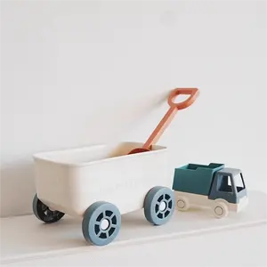 गर्म बिकने वाली बच्चों की हाथ से बनाई गई गाड़ियाँ, पारिवारिक घुमक्कड़, कैसिया के बीज से खेलते हुए, समुद्र तट के खिलौनों से खेलते हुए