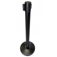 Barrière de contrôle de foule rétractable noire mate avec base ronde pour gestion des files d'attente hôtels, mariages, aéroports