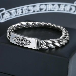 Bracelet de marque de haute qualité avec un pendentif en forme de dés croisé audacieux ; Design floral style hip-hop. - Product Image 4