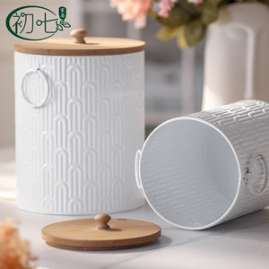 Juego de Tres Piezas de Frascos de Cerámica Blancos con Tapa de Madera, Forma Cilíndrica, Accesorio de Fotografía para el Hogar, A2948 - Product Image 1