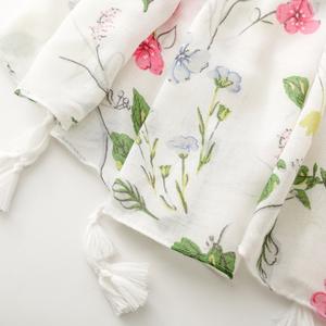 Nuovo <span class=keywords><strong>Elegante</strong></span> <span class=keywords><strong>Sciarpa</strong></span> Hijab Morbida <span class=keywords><strong>Bianca</strong></span> con Motivo Floreale Stampato e Nappe, Sciarpe Leggere Estive con Stampa Floreale da Donna - Product Image 4