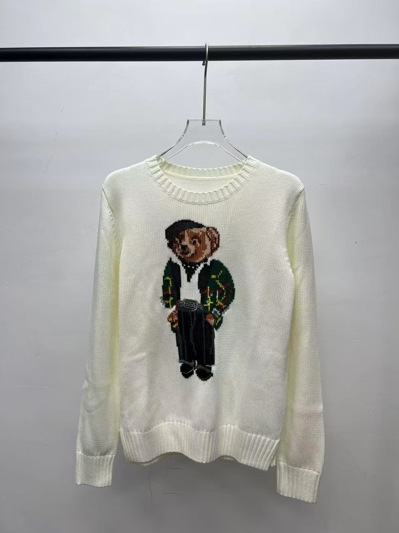 White-hatted bear