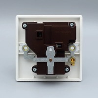 Directo de fábrica, alta calidad, estándar del Reino Unido, interruptor de enchufe de baquelita multifunción de 5 orificios, montado en la pared blanco, corriente máx. 16A 250V