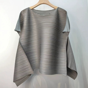 Top Plisado Ligero y Transpirable Miyake con Dobladillo Irregular PY 2026 para Mujer, Ropa Occidental, Venta al por Mayor en Línea - Product Image 2