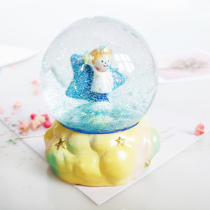 Boule de <span class=keywords><strong>neige</strong></span> artificielle lumineuse <span class=keywords><strong>Prince</strong></span> de 100 mm personnalisée, décoration de Noël, fabriquée en résine et en verre, pour cadeaux, décoration de la maison - Product Image 3