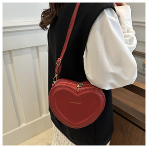 Borsa a tracolla a forma di cuore 2024 stile <span class=keywords><strong>fresco</strong></span> da donna graziosa Mini borsa d'amore con lettera alla moda borsa a tracolla impermeabile alla moda per - Product Image 3