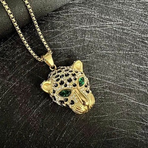 Collier avec pendentif en acier inoxydable Hip Hop avec diamants verts et rouges, motif tête de léopard - Product Image 3