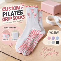 Chaussettes antidérapantes blanches mi-mollet personnalisées avec nœud rose et bord à volants pour femmes, idéales pour le Pilates, le yoga, l'entraînement en studio et les exercices intérieurs
