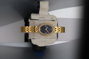 Montre-bracelet à quartz sophistiquée avec bracelet fin en acier inoxydable et mouvement Epson Y121 pour tenue professionnelle - Product Image 6