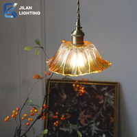 Lampe suspendue LED robuste et simple en fer et verre, avec abat-jour multi-tonalités, idéale pour les espaces bistro décontractés et les halls d'entrée