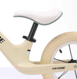 Vélo d'équilibre pour enfants de 3 <span class=keywords><strong>à</strong></span> 8 ans, cadre en nylon de 12 pouces, jantes en alliage d'aluminium, selle en cuir PU, pneus gonflables, capacité de charge de 75 kg, certifié EN71 - Product Image 4