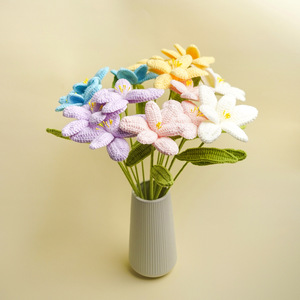 ดอกทิวลิปโครเชต์ทำมือจากไหมพรม สำหรับตกแต่งวันวาเลนไทน์ - Product Image 1