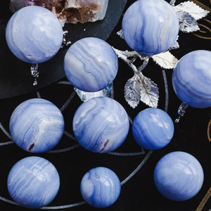 Esfera de Ágata Azul Natural Pulida en Venta, Bola de Cristal de Ágata Azul Natural - Product Image 1