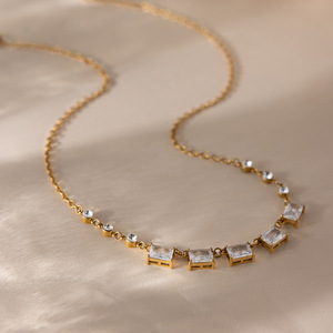 Collar de Cristal con Cadena Dorada, Zirconia Cuadrada con Engaste en Bisel, Diseño Geométrico, para Uso Diario - Product Image 4