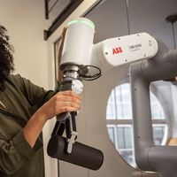Bras robotique collaboratif ABB GoFa CRB 15000 à 6 axes avec pince robotique Onrobot RG6 pour la manipulation et l'assemblage