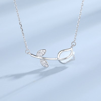 Elegante Collar con Colgante de Flor de Tulipán con Incrustaciones de Diamantes CZ en Plata de Ley S925 para el Día de la Madre