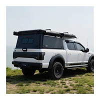 Camper personnalisé pour pick-up, type Overland, avec tente escamotable intégrée à la benne