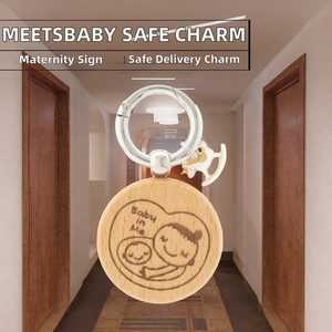 Porte-clés personnalisable en bois écologique avec motif licorne et cheval à bascule, mignon et sécurisé pour la livraison - Product Image 2