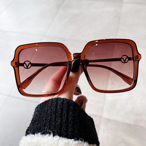 Gafas de sol cuadradas grandes Qianai para mujer, lentes de PC con protección UV400, estilo urbano a la moda, protección solar para viajes y conducción. - Product Image 4