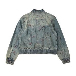 เสื้อแจ็คเก็ตยีนส์ผู้ชายสีฟ้าซีด 100% ผ้าฝ้ายคุณภาพสูง ขายส่ง ลายทางแนวตั้งแบบดีคอนสตรัคชั่น พร้อมลายเปื้อนเลือด รุ่นสั้น - Product Image 3