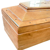 Cercueil funéraire en bois massif écologique avec grande gravure de crucifix, finition brillante, couleur personnalisable, style religieux européen classique