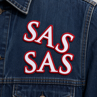Patch brodé en lettres blanches avec bordure rouge |   Patch personnalisé à coudre sur les manches des vestes