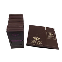 Boîtes de chocolat au lait et présentoirs de chocolats avec lignes perforées