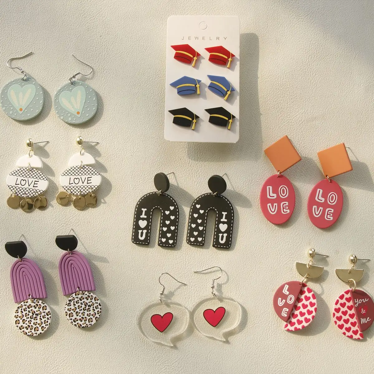 Valentinstag Niedliche tägliche Accessoires Acryl Herz Buchstaben Element Ohrringe für Frauen Mädchen