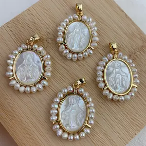 圣洁的瓜达卢佩处女玛丽项链天然淡水珍珠拖把壳圆形奖牌饰品