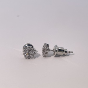 Pendientes de Botón Redondos de Latón Chapado en Oro con Circonita Cúbica Blanca de Tianyu Gems, Diseño Moderno y a la Moda - Product Image 5