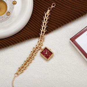 Nuevo reloj de pulsera con cadena triangular para mujer, reloj cuadrado pequeño de diseño de alta gama al por mayor para mujer - Product Image 4