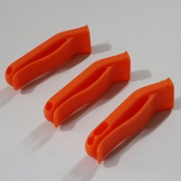 Vente en gros d'accessoires de survie en plein air sifflet d'urgence en plastique avec boucle de corde pour la randonnée et l'escalade pour les sports de plein air